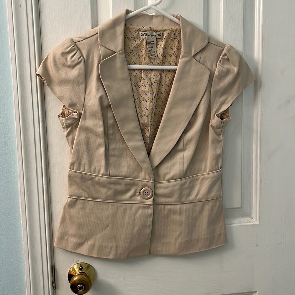 Cute light brown short sleeve blazer. Size small.